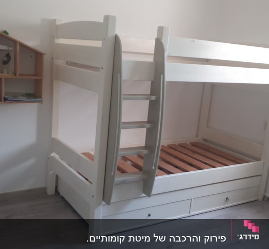 חדר עם מיטת קומותיים לבנה וחלון
